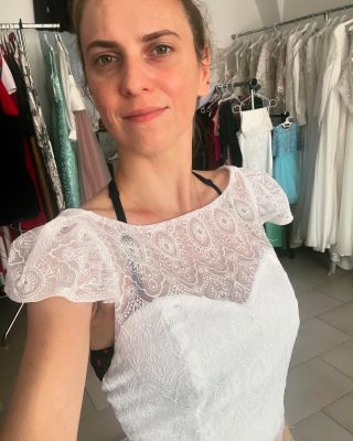 Keď sa neviem rozhodnúť, akú sukňu by som mala zvoliť k tomuto topu. Ostávajú nohavice 😊 #saloncyntia #salon #bride...
