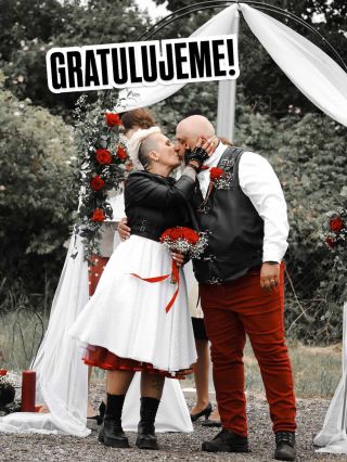 Gratulujeme prekrásnym novomanželom a ďakujeme za super fotky! ❤️❤️ Ste úžasný😍 #saloncyntia #svadba #motowedding...